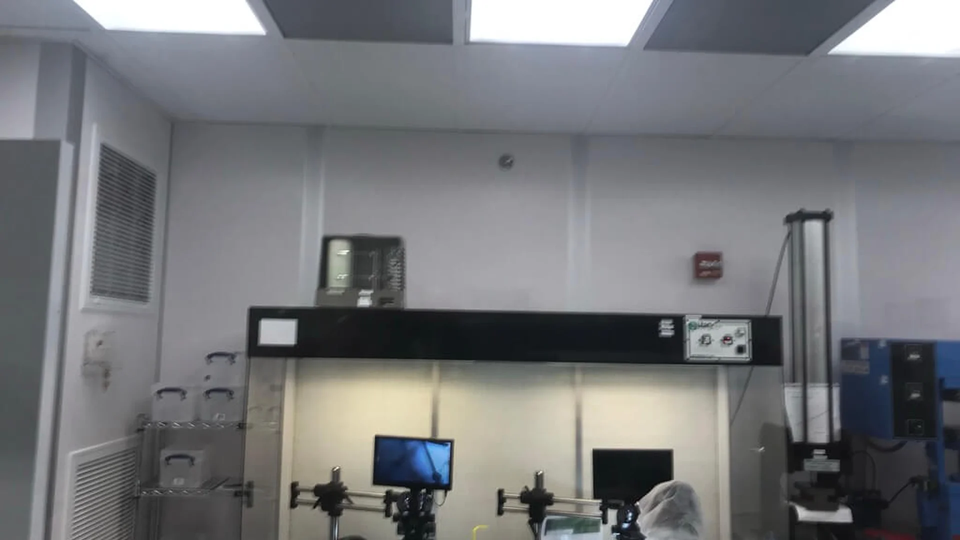 biomedical cleanroom lab workstation interior